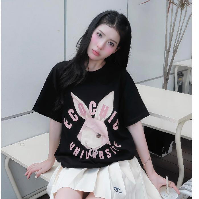 Áo Thun Boxy ECOCHIC In Lụa Hình Thỏ Áo Cổ Tròn Form Rộng In Hình Dễ Thương Chất Liệu Cotton Cao Cấp B243