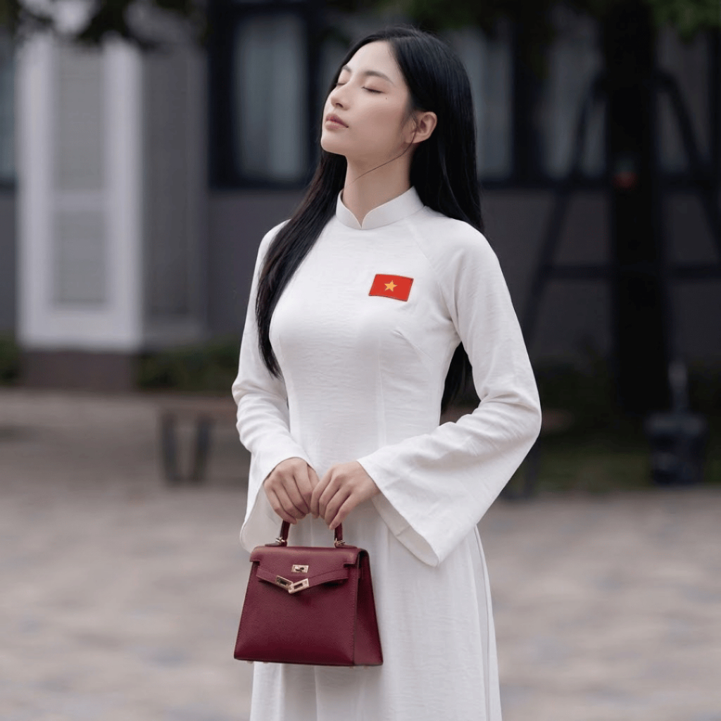 Áo Dài Truyền Thống Dáng Suông LICHEE Vải Lụa Gấm Vân Dáng Truyền Thống Tay Loe Dài Đính Kèm Lá Cờ Việt Nam