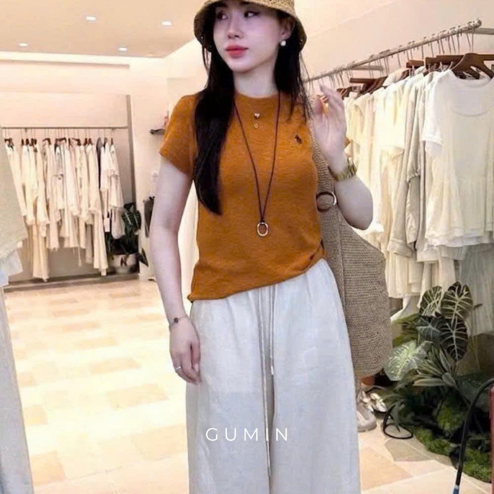 Set bộ áo cam quần suông GUMIN thiết kế áo thun thêu logo kèm quần suông be kem sang chảnh