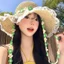 mũ cói đan thủ công, vành rộng che nắng cực tốt, điểm nhấn là viền ren nhẹ nhàng cùng dây hoa nhỏ xinh