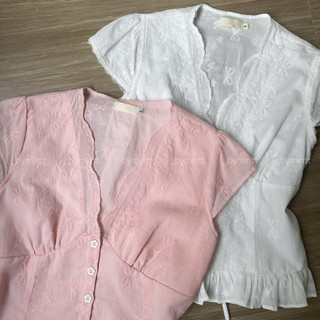 YUN TOP | Áo cổ V phối ren tay hến có dây chiết eo | BYMINTT