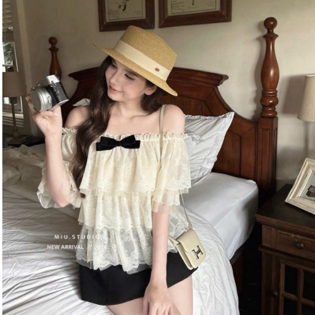 “Mila Top” Áo trễ vai ren hoa nhiều tầng phối nơ tiểu thư , Áo hở vai bèo tầng phong cách tiểu thư Hàn Quốc dễ mix đồ