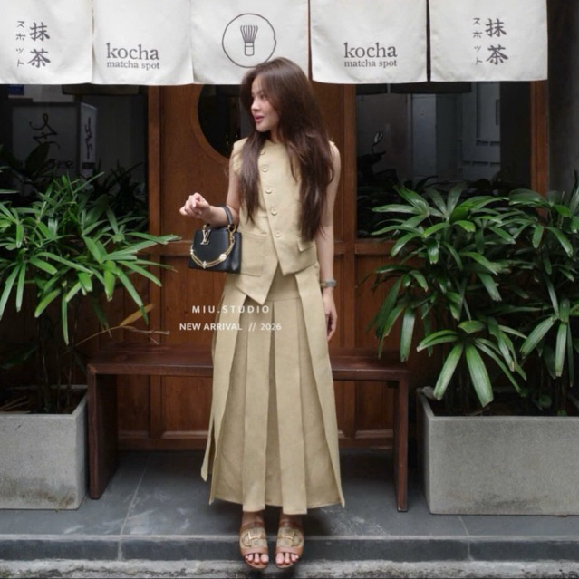 Set áo gile vạt chéo đính khuy lệch kèm chân váy xếp ly dài màu be sang chảnh ,Set đồ nữ thời trang công sở mặc đi chơi