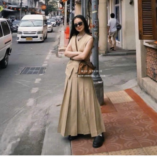 Set áo gile vạt chéo đính khuy lệch kèm chân váy xếp ly dài màu be sang chảnh ,Set đồ nữ thời trang công sở mặc đi chơi