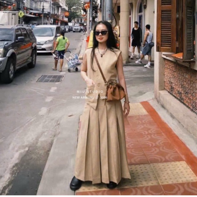 Set áo gile vạt chéo đính khuy lệch kèm chân váy xếp ly dài màu be sang chảnh ,Set đồ nữ thời trang công sở mặc đi chơi