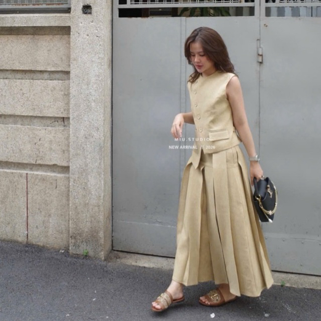 Set áo gile vạt chéo đính khuy lệch kèm chân váy xếp ly dài màu be sang chảnh ,Set đồ nữ thời trang công sở mặc đi chơi
