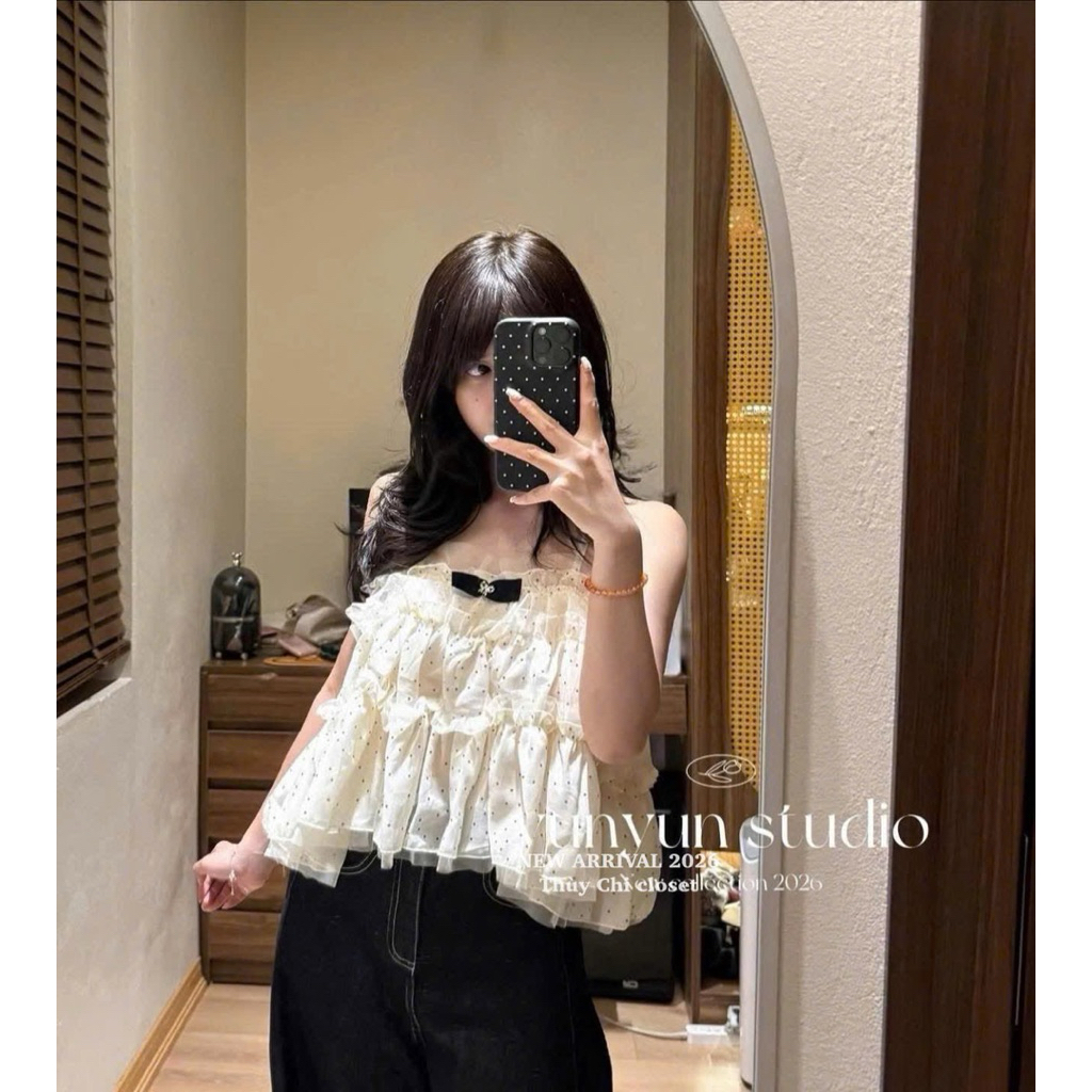 Áo chấm bi phối nơ bèo tầng mix đồ siu xinh