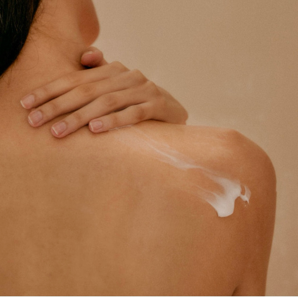 Sữa Tắm Hương Nước Hoa HETRAS Hotel Therapy Perfume Body Wash Hotel Wood 1.013L – Dưỡng Ẩm, Hương Thơm Sang Trọng