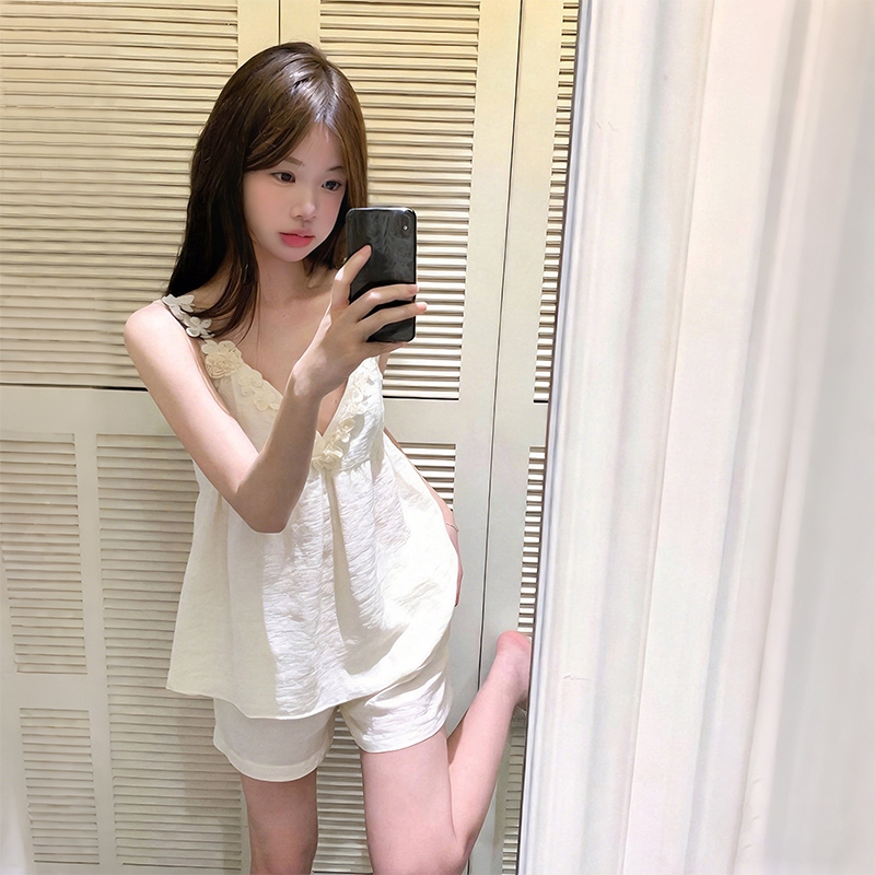 Bộ Đồ Ngủ Nữ 2 Dây Hoa Thêu Lụa Mềm Mát | Pijama Dáng Rộng Kèm Quần Short Lưng Thun Dễ Thương Màu Xanh & Kem./074