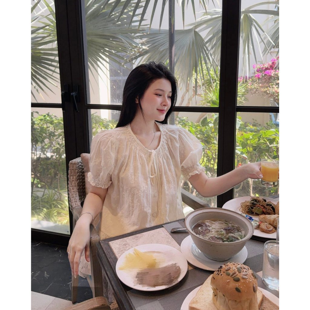 Bộ đồ nữ đi du lịch hè set váy voan ren đục lỗ thêu nổi phối dây rút thắt nơ cổ áo babydoll HCOM27242