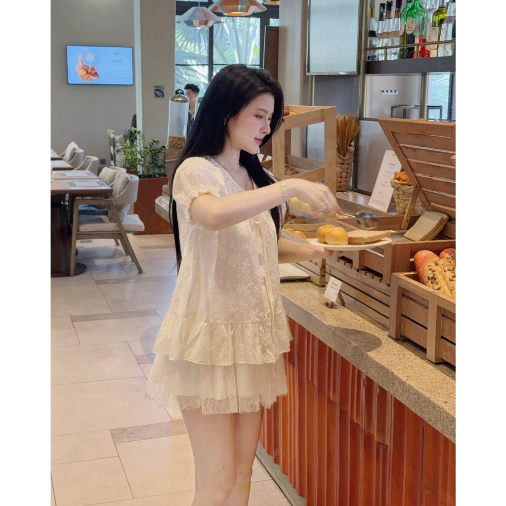 Bộ đồ nữ đi du lịch hè set váy voan ren đục lỗ thêu nổi phối dây rút thắt nơ cổ áo babydoll HCOM27242