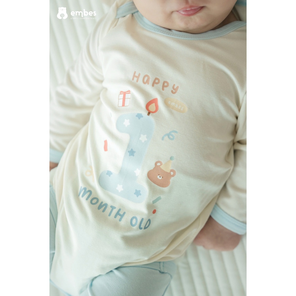 𝐁𝑨𝐁𝐘 𝐅𝐈𝐑𝐒𝐓 𝐁-𝐃𝐀𝐘 | Set Body Chip In Hình "embes happy 1month old"  Kèm Mũ Dành Cho Bé Mặc Đầy Tháng