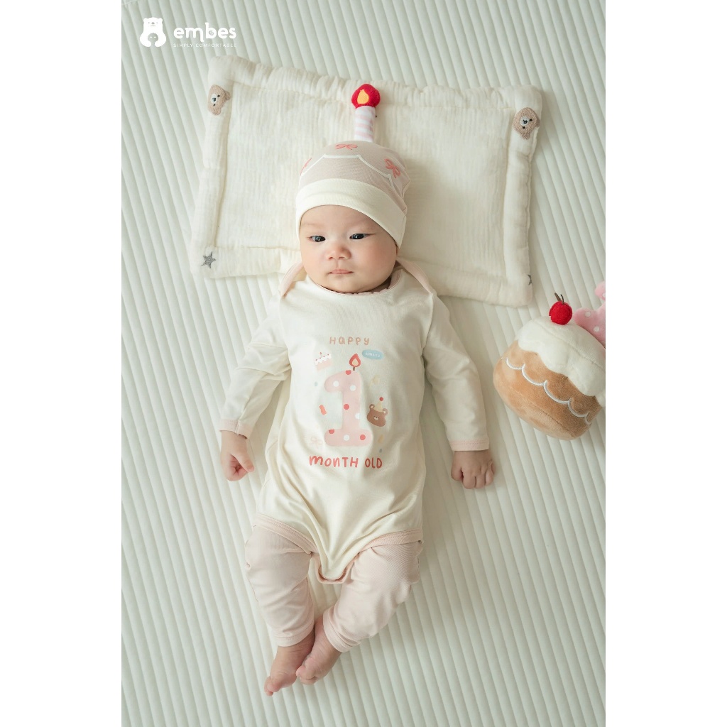 𝐁𝑨𝐁𝐘 𝐅𝐈𝐑𝐒𝐓 𝐁-𝐃𝐀𝐘 | Set Body Chip In Hình "embes happy 1month old"  Kèm Mũ Dành Cho Bé Mặc Đầy Tháng