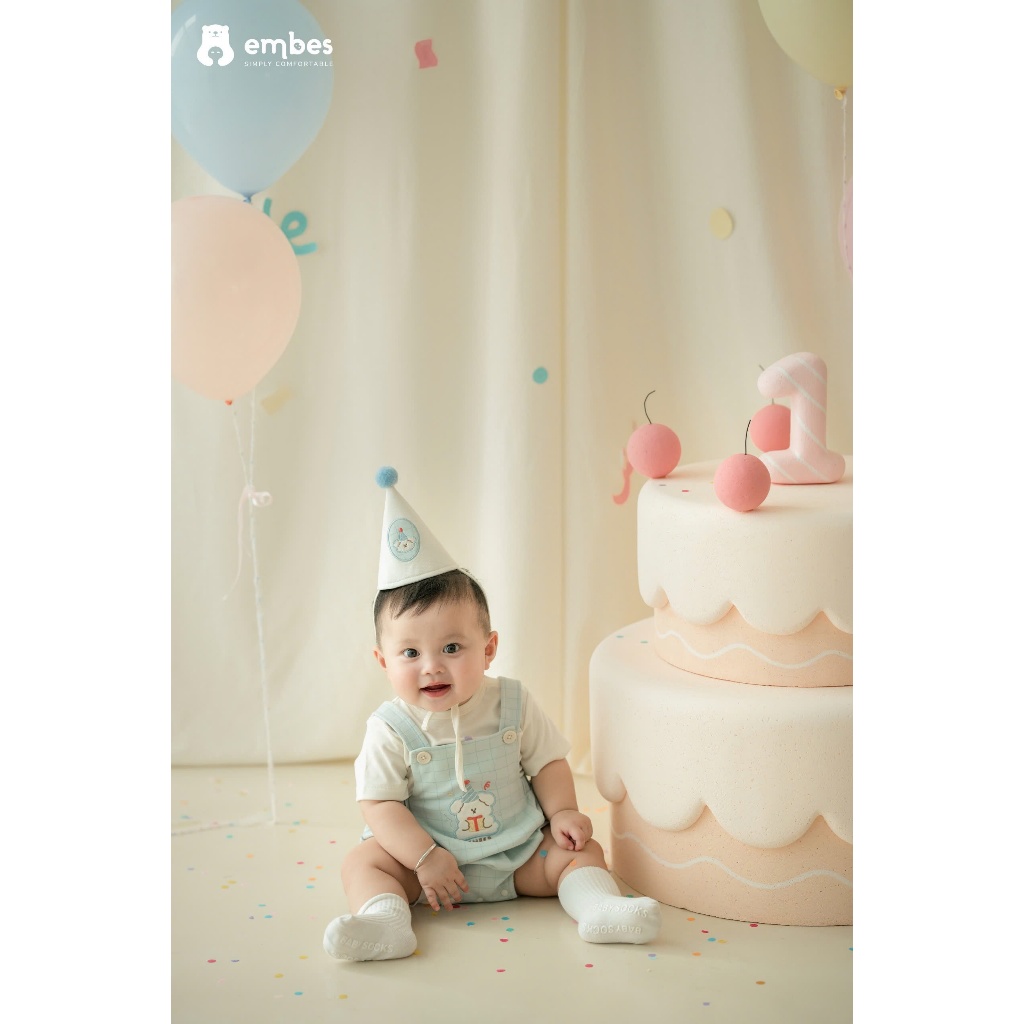 𝐁𝑨𝐁𝐘 𝐅𝐈𝐑𝐒𝐓 𝐁-𝐃𝐀𝐘 | Set Yếm Kẻ Thêu Hình Phối Áo Phông Cộc Tay Kèm Mũ Chóp Sinh Nhật Cho Bé 1 Tuổi