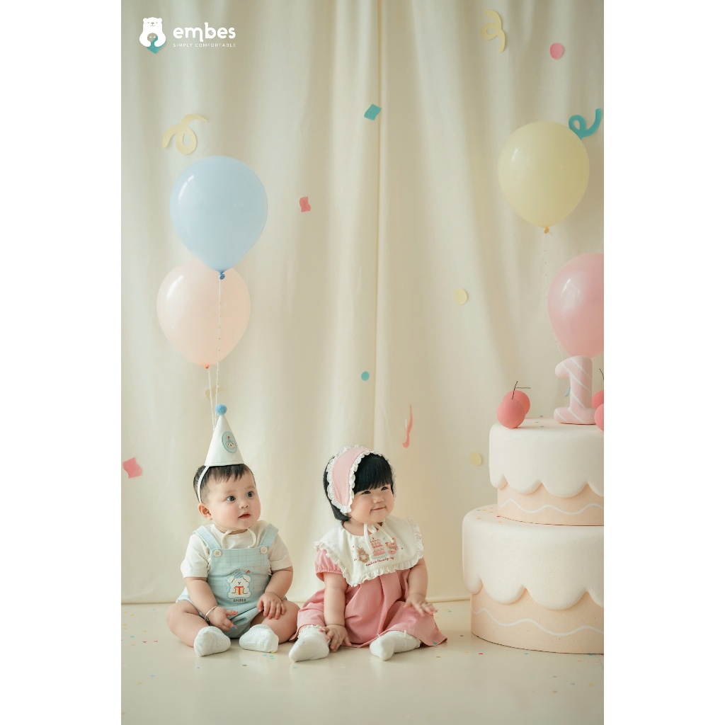 𝐁𝑨𝐁𝐘 𝐅𝐈𝐑𝐒𝐓 𝐁-𝐃𝐀𝐘 | Set Yếm Kẻ Thêu Hình Phối Áo Phông Cộc Tay Kèm Mũ Chóp Sinh Nhật Cho Bé 1 Tuổi