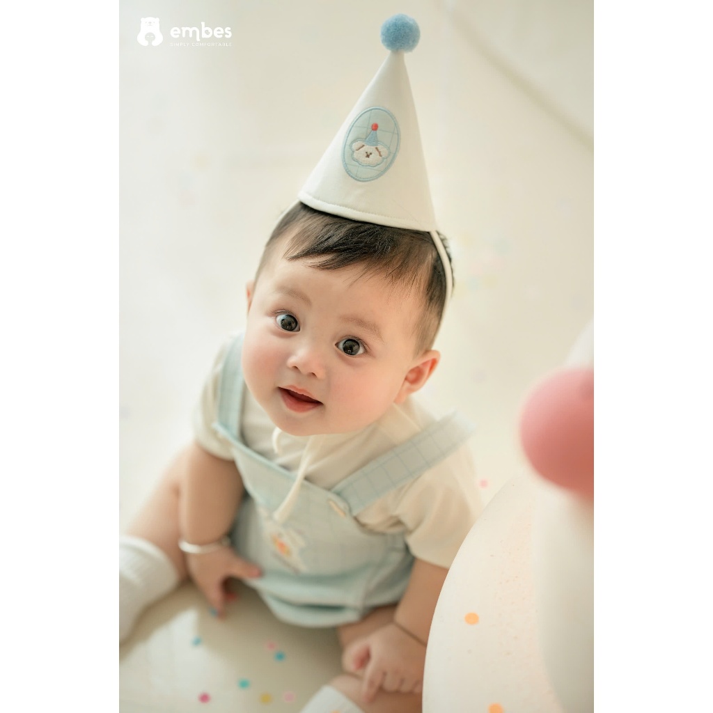 𝐁𝑨𝐁𝐘 𝐅𝐈𝐑𝐒𝐓 𝐁-𝐃𝐀𝐘 | Set Yếm Kẻ Thêu Hình Phối Áo Phông Cộc Tay Kèm Mũ Chóp Sinh Nhật Cho Bé 1 Tuổi