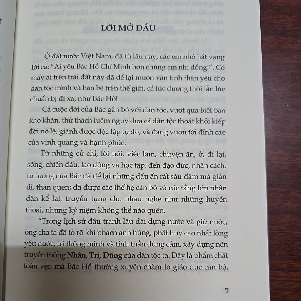 Sách - Hồ Chí Minh đỉnh cao truyền thông nhân trí dũng Việt Nam