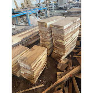 Gỗ me tây: 60 x 60 x 3.4cm (Sơn 1 mặt)
