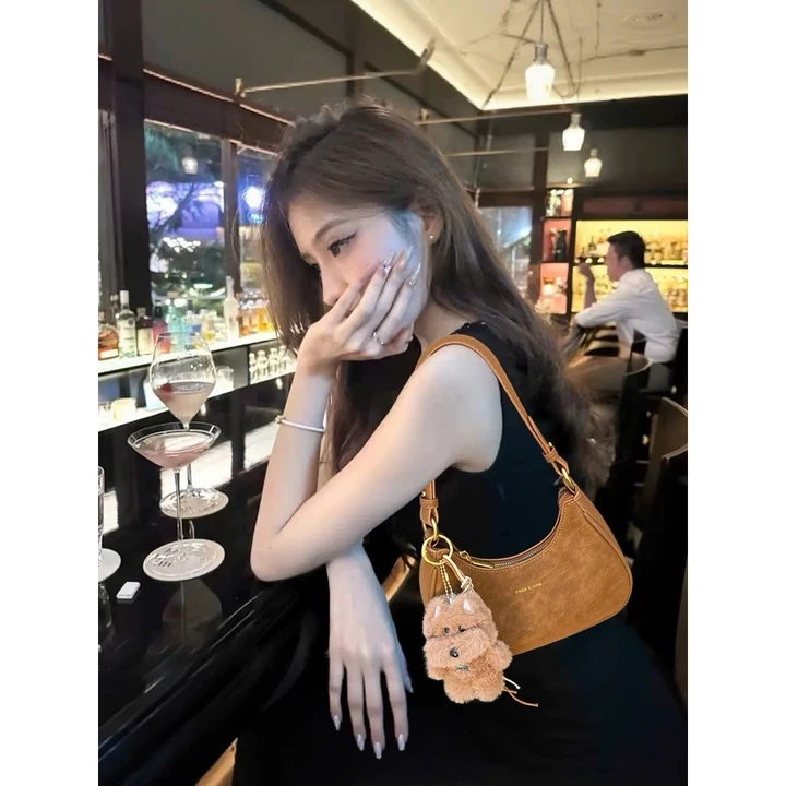 Túi kẹp nách nữ xinh - Túi xách nữ công sở kẹp nách da lộn mềm phối móc khóa gấu đi chơi