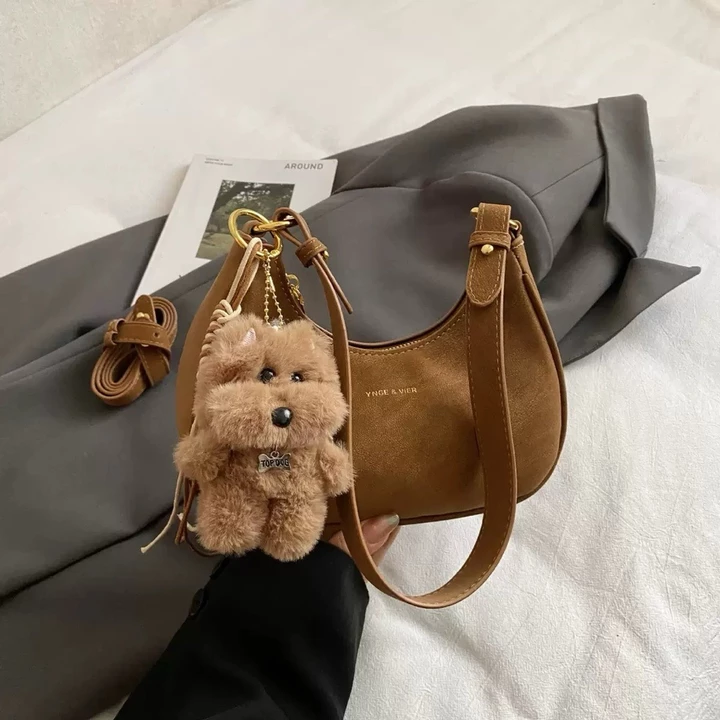 Túi kẹp nách nữ xinh - Túi xách nữ công sở kẹp nách da lộn mềm phối móc khóa gấu đi chơi