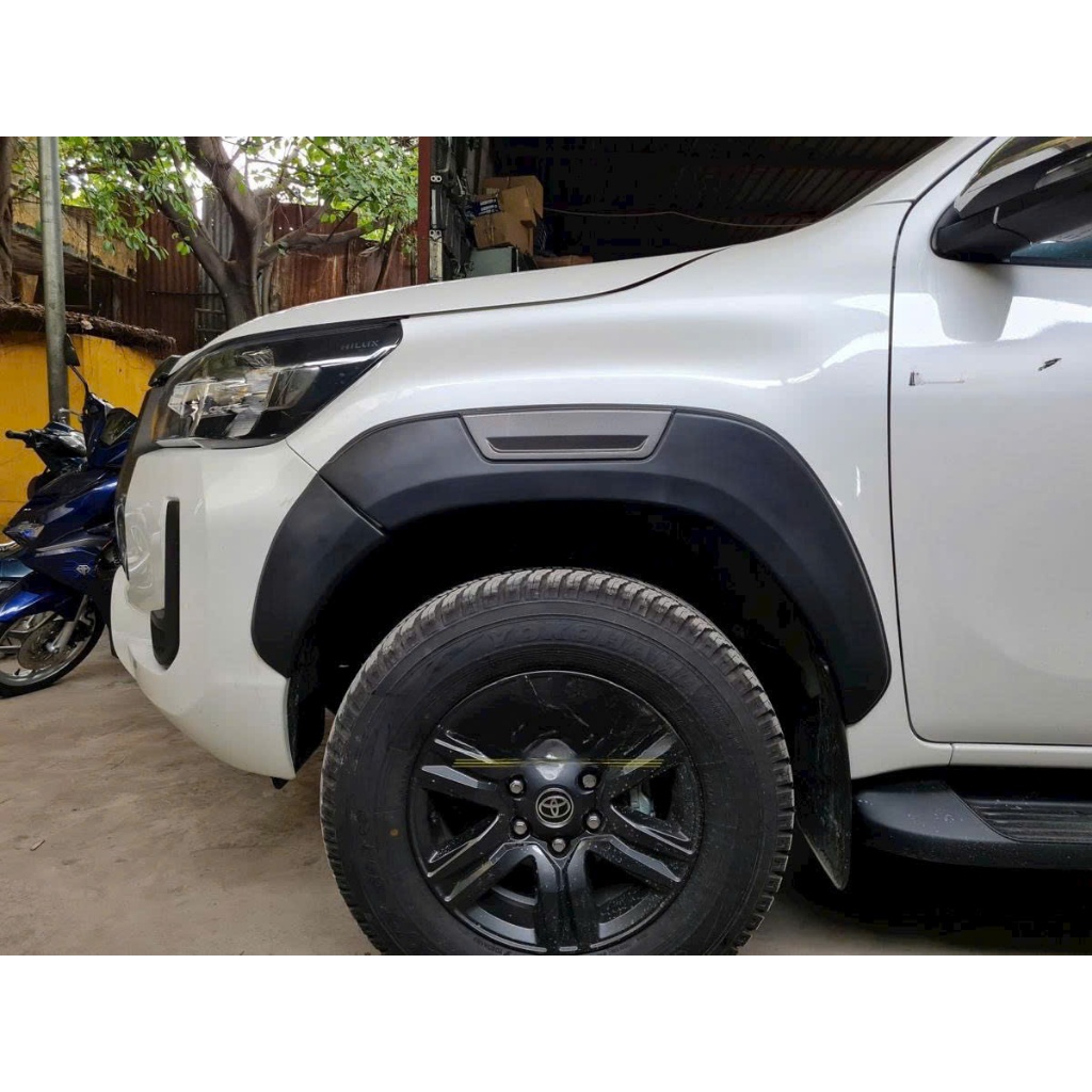 Bộ Cua lốp xe TOYOTA HILUX 2019-2024, Cua bánh mẫu trơn có phản quang Hilux 2021, Nhựa ABS cao cấp