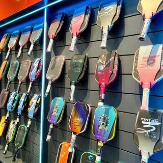 Móc trưng bày vợt Pickleball cho shop thể thao