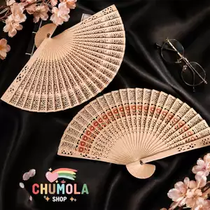 Quạt gỗ nhiều màu cổ trang nhiều hoạt tiết làm oản, tháp độc đáo
