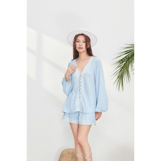 (Bán Lẻ) Set Nữ DERON Áo Tay Dài Cổ V Phối Nút Xà Cừ, Quần Short Basic Lai Ren Mùa Hè GOUT DE JUN