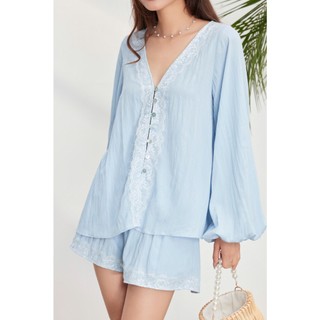 (Bán Lẻ) Set Nữ DERON Áo Tay Dài Cổ V Phối Nút Xà Cừ, Quần Short Basic Lai Ren Mùa Hè GOUT DE JUN
