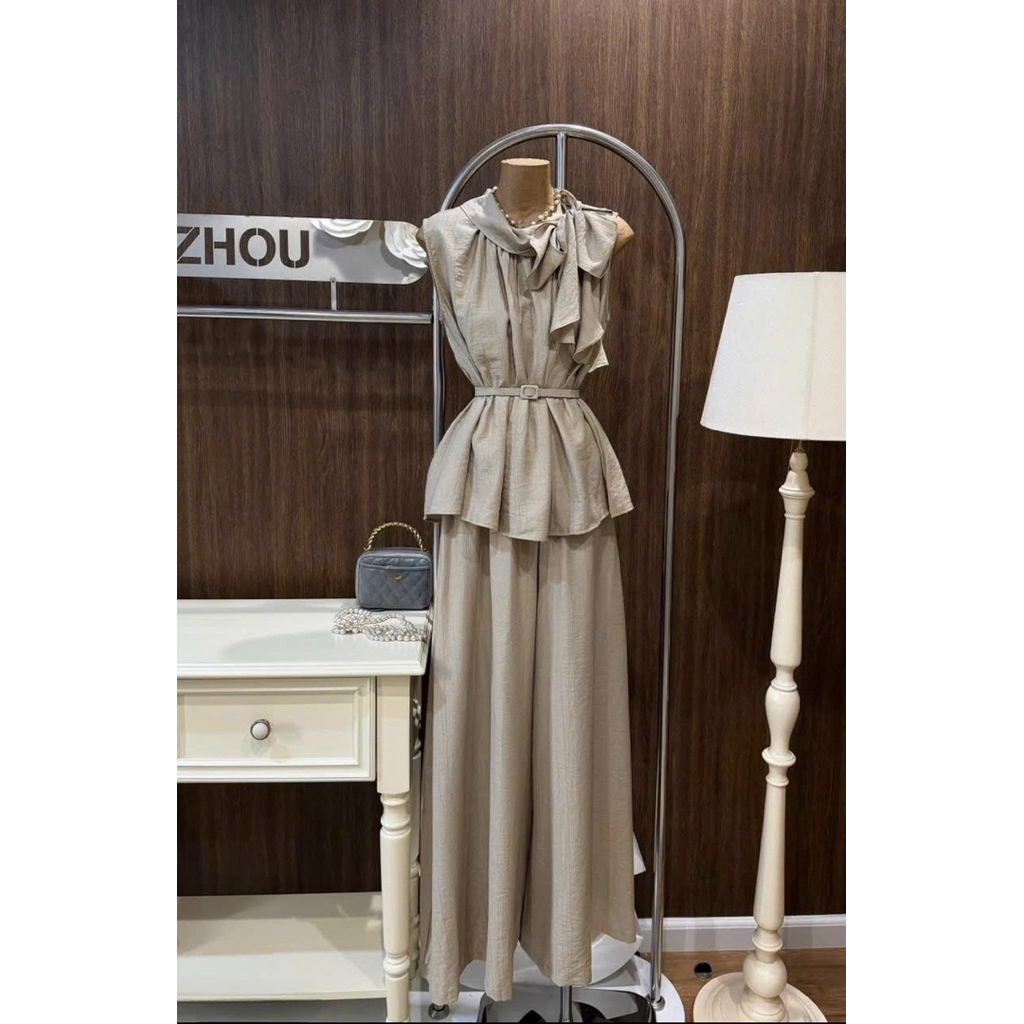 Set bộ thô đũi màu be tây cao cấp: Áo peplum sát nách cổ nơ kèm đai eo mix quần dài ống rộng style quý cô thanh lịch