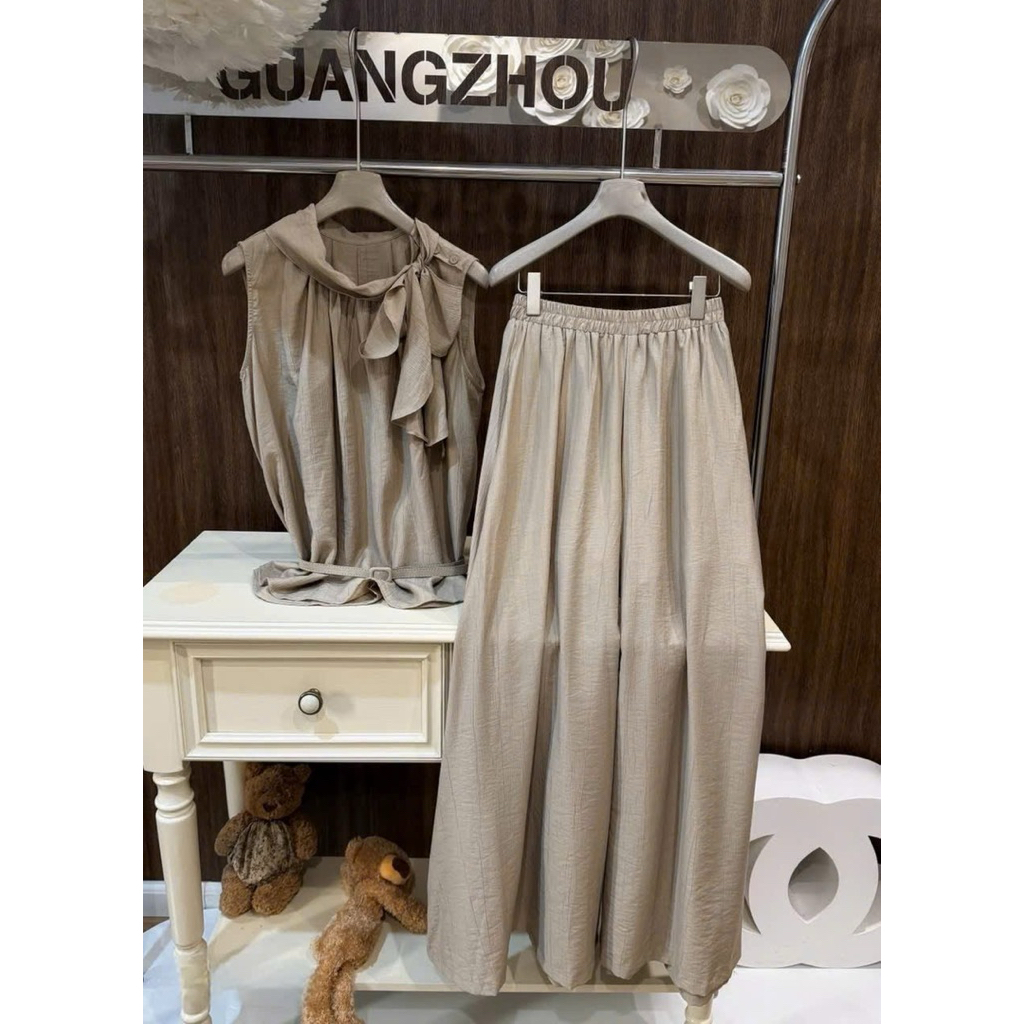 Set bộ thô đũi màu be tây cao cấp: Áo peplum sát nách cổ nơ kèm đai eo mix quần dài ống rộng style quý cô thanh lịch