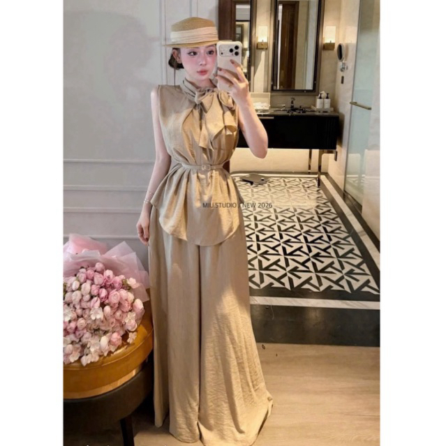 Set bộ thô đũi màu be tây cao cấp: Áo peplum sát nách cổ nơ kèm đai eo mix quần dài ống rộng style quý cô thanh lịch