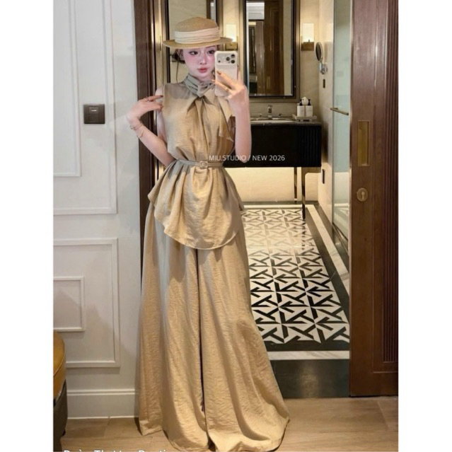Set bộ thô đũi màu be tây cao cấp: Áo peplum sát nách cổ nơ kèm đai eo mix quần dài ống rộng style quý cô thanh lịch