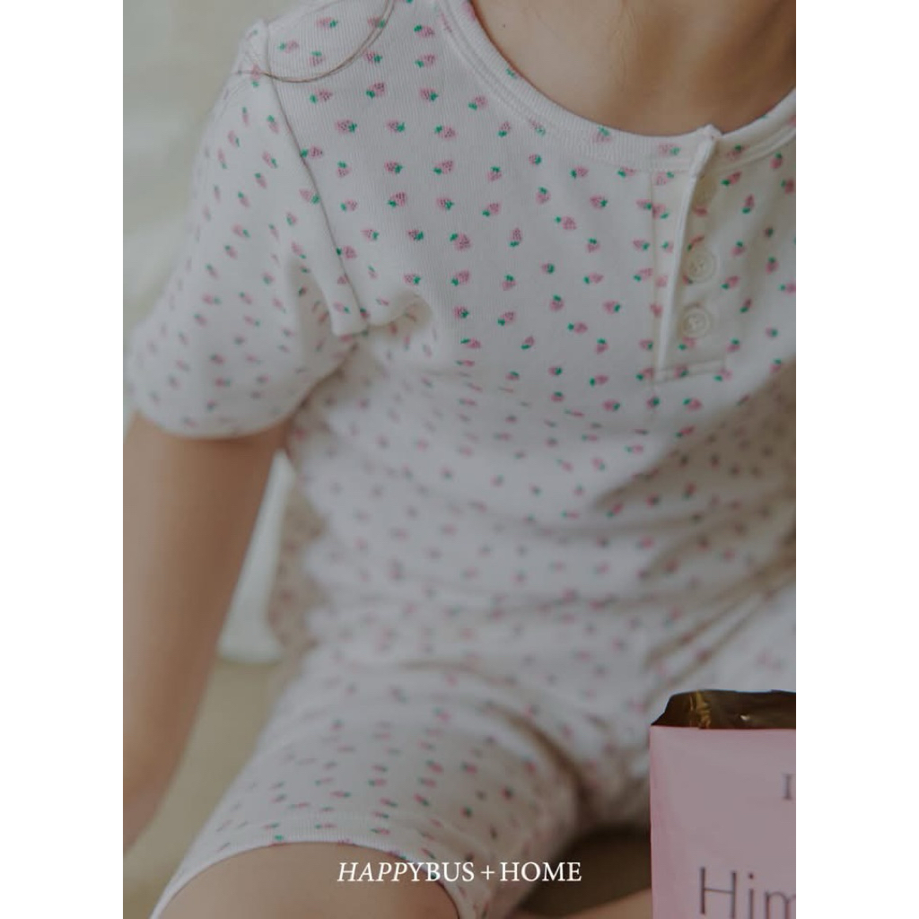Bộ tay ngắn quần ngố happybus dâu tây xuất dư Hàn