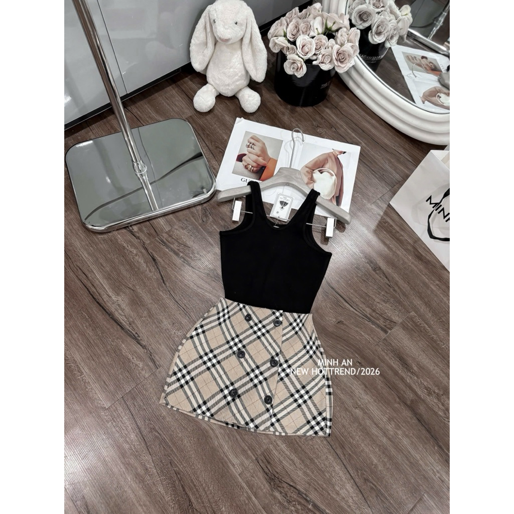 Set áo ba lỗ chân váy kẻ đính khuy trẻ trung