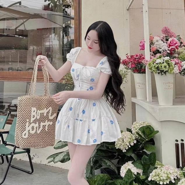 Váy đầm công chúa dáng ngắn thêu hoa nhí cổ vuông đan dây ngực váy milkmaid dáng xòe bèo tầng HCOM26105