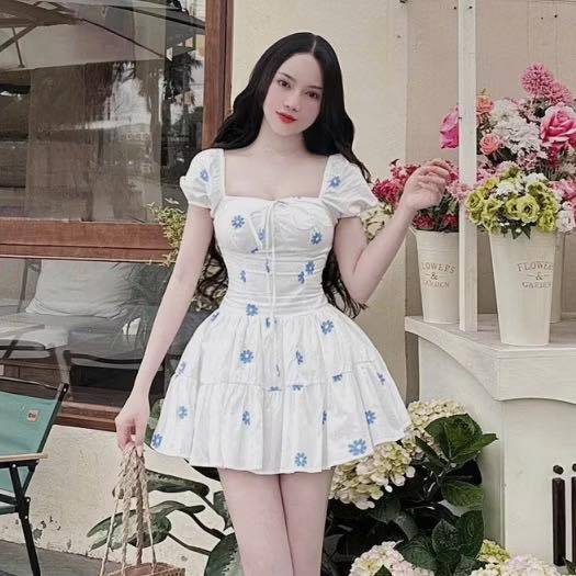Váy đầm công chúa dáng ngắn thêu hoa nhí cổ vuông đan dây ngực váy milkmaid dáng xòe bèo tầng HCOM26105