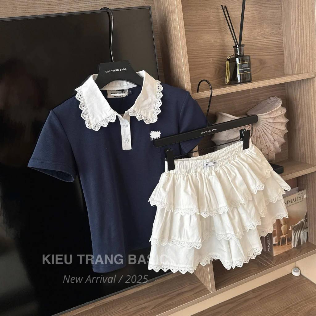 Set bộ váy ngắn nữ áo thun tăm polo cổ ren phối chân váy bèo tầng xếp ly phong cách học đường HCOM25837