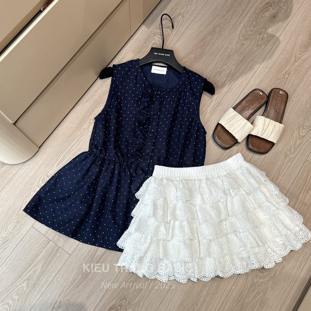 Set bộ váy ngắn nữ áo sát nách chấm bi rút eo peplum mix chân váy bèo tầng ren phong cách Hàn Quốc HCOM26213