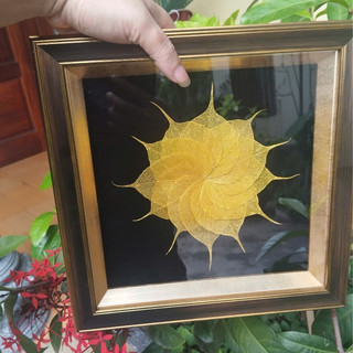 Tranh lá bồ đề kích thước 25x25cm khung cao cấp có chân để bàn