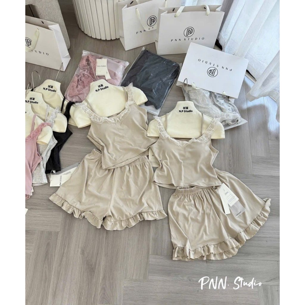 Bộ pijama nữ,Set đồ bộ mặc nhà nữ dáng đùi viền bèo phối ren ngực phong cách tiểu thư ngọt ngào HCOM27323