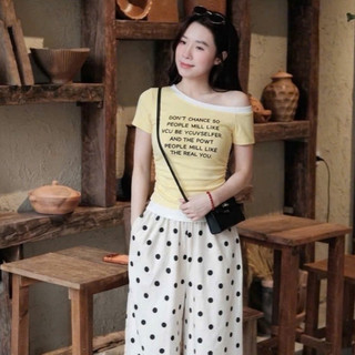 Áo Lệch Vai Basic Trẻ trung Phối Viền Màu In Chữ Nổi Bật