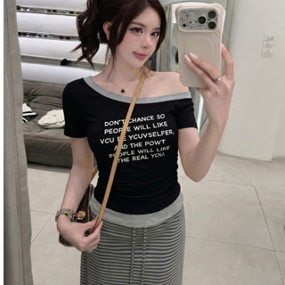 Áo Lệch Vai Basic Trẻ trung Phối Viền Màu In Chữ Nổi Bật
