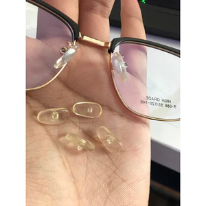 1 cặp đệm mũi cho kính mắt dạng silicon mềm , gọng kính không gây cấn mũi hay đau mũi - cực kì êm mũi