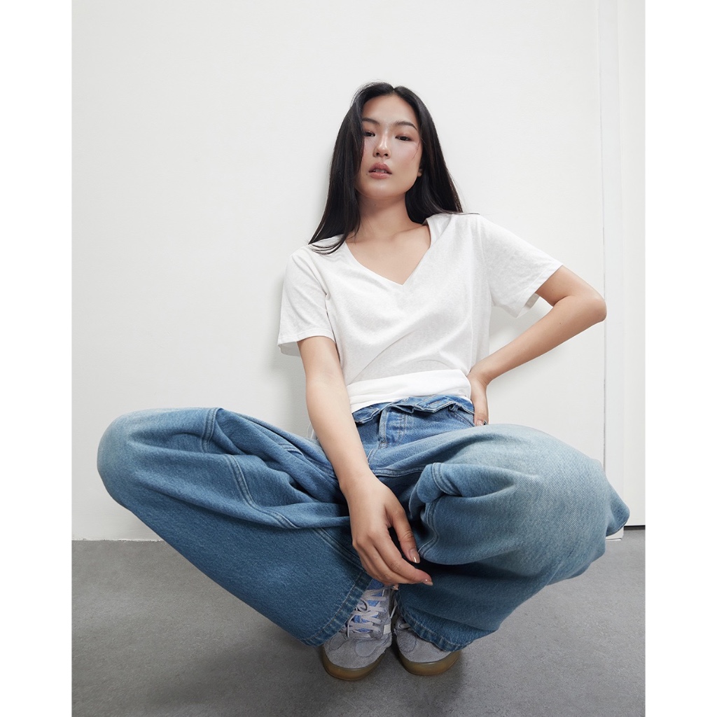 TheBlueTshirt - Áo thun cotton nữ cổ V dáng relaxed trắng siêu nhẹ - Relaxed Fit Paper T - Women