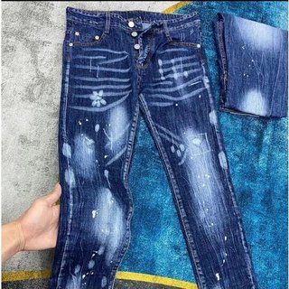 Quần jean nam chất da bò bạ đen dày dặn phối chữ AMIRI trắng nổi bật phong cách đường phố.