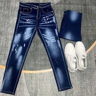 Quần jean nam chất da bò bạ đen dày dặn phối chữ AMIRI trắng nổi bật phong cách đường phố.