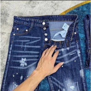 Quần jean nam chất da bò bạ đen dày dặn phối chữ AMIRI trắng nổi bật phong cách đường phố.