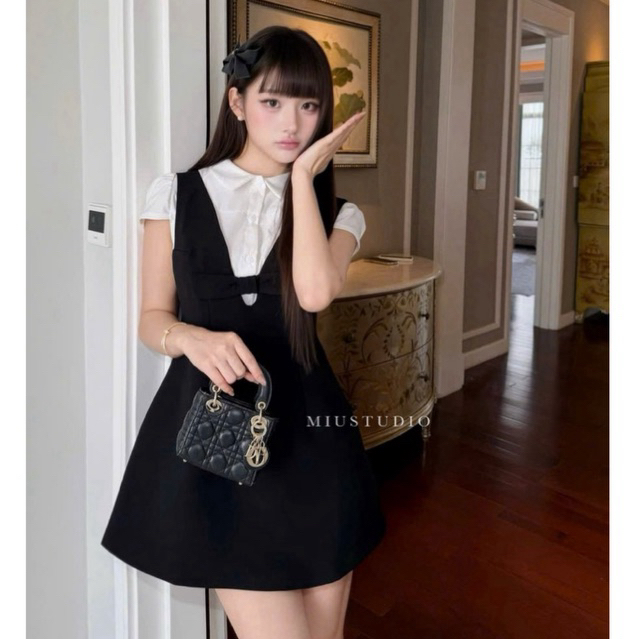 Set 2 món : Váy yếm đen phối nơ dáng kèm Áo sơmi cổ đức tay ngắn nữ tính thanh lịch , Set đồ học sinh Hàn Quốc