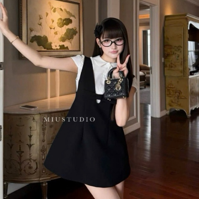 Set 2 món : Váy yếm đen phối nơ dáng kèm Áo sơmi cổ đức tay ngắn nữ tính thanh lịch , Set đồ học sinh Hàn Quốc